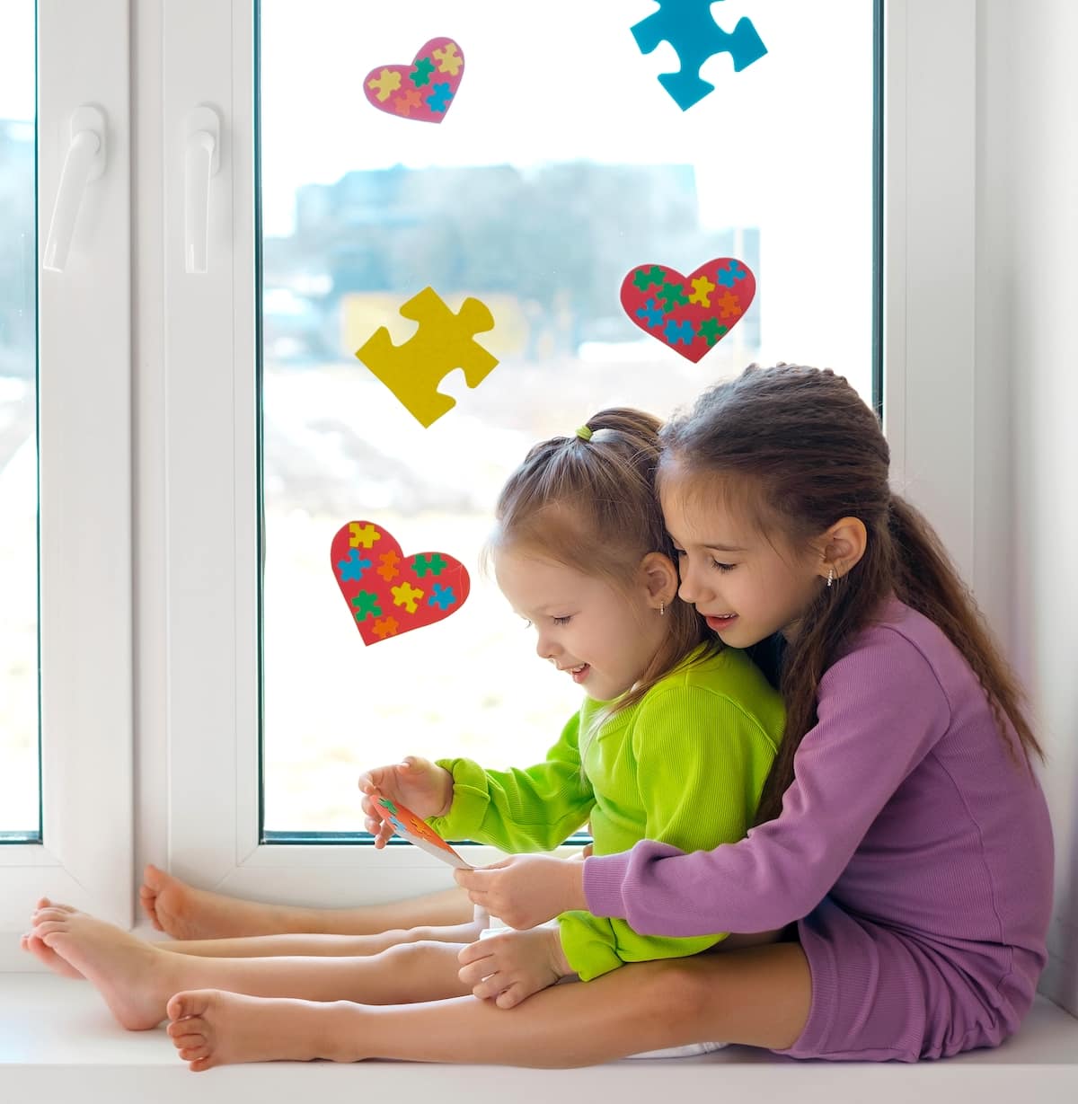 Girl,Gave,Her,Little,Sister,A,Heart-shaped,Card,With,Puzzles picture